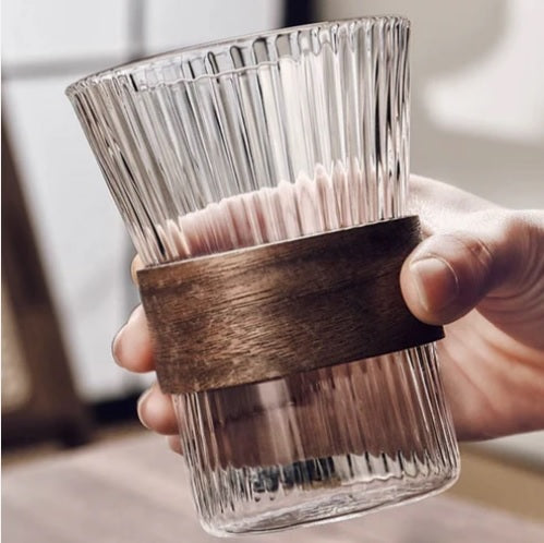 Élégance sur Table : Ensemble de Bouteilles et 4 Tasses en Verre pour Toute Occasion