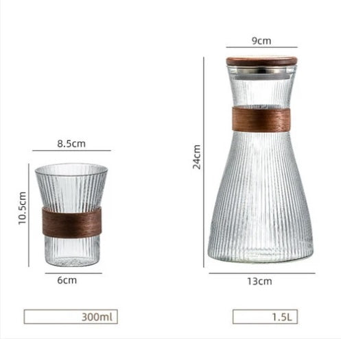 Élégance sur Table : Ensemble de Bouteilles et 4 Tasses en Verre pour Toute Occasion