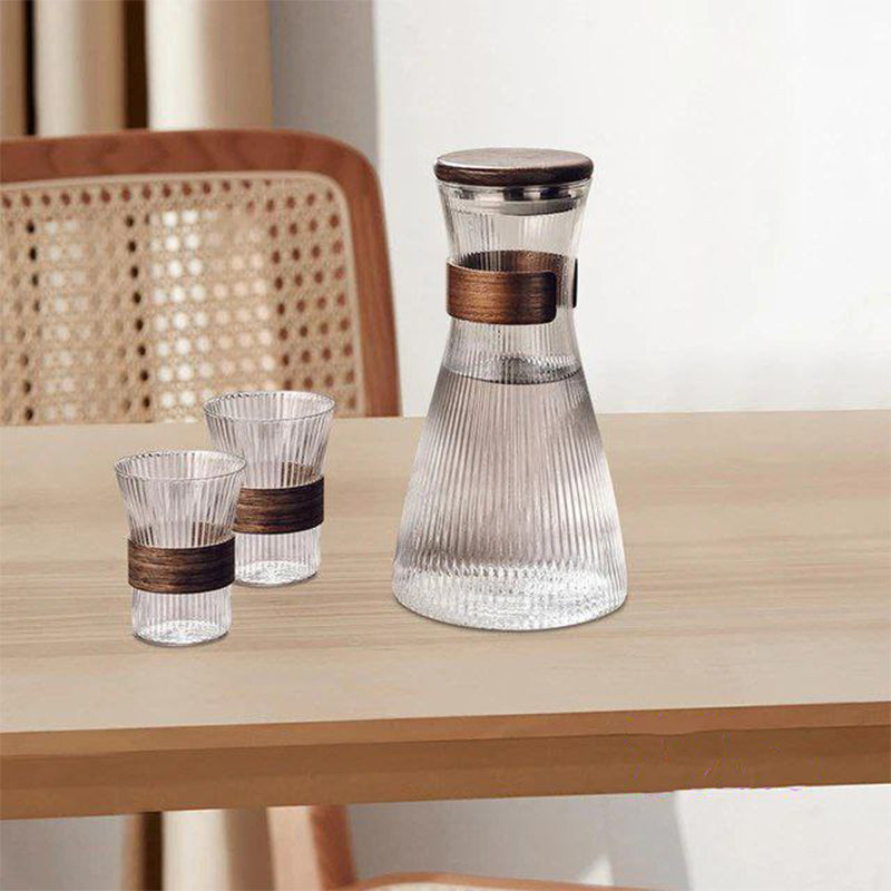 Élégance sur Table : Ensemble de Bouteilles et 4 Tasses en Verre pour Toute Occasion